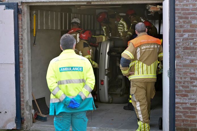 Brandweer bevrijdt vrouw uit auto.