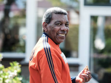 Hoe topsprin­ter Raymond (74) met ‘Black is Beautiful’ Nelson Mandela steunde: 'Kwam niet alleen om hard te lopen' 