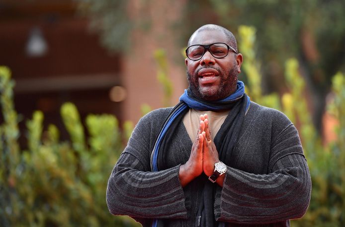 Regisseur en kunstenaar Steve McQueen laat zijn nieuwe installatie Sunshine State zien in de Kunsthal tijdens het Internationaal Film Festival Rotterdam.