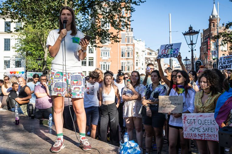 De 23-jarige Sophie, die mishandeld zegt te zijn door een Uberchauffeur, spreekt de demonstranten op de Westermarkt toe. Beeld Dingena Mol