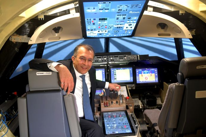 Dr. Sunjoo Advani heeft de bewegingssimulator gebouwd van de Faculteit Luchtvaart- en Ruimtetechniek bij TU Delft. Zijn systeem wordt wereldwijd gebruikt, nu ook bij de NASA. Ook traint hij piloten op alertheid bij vliegincidenten.