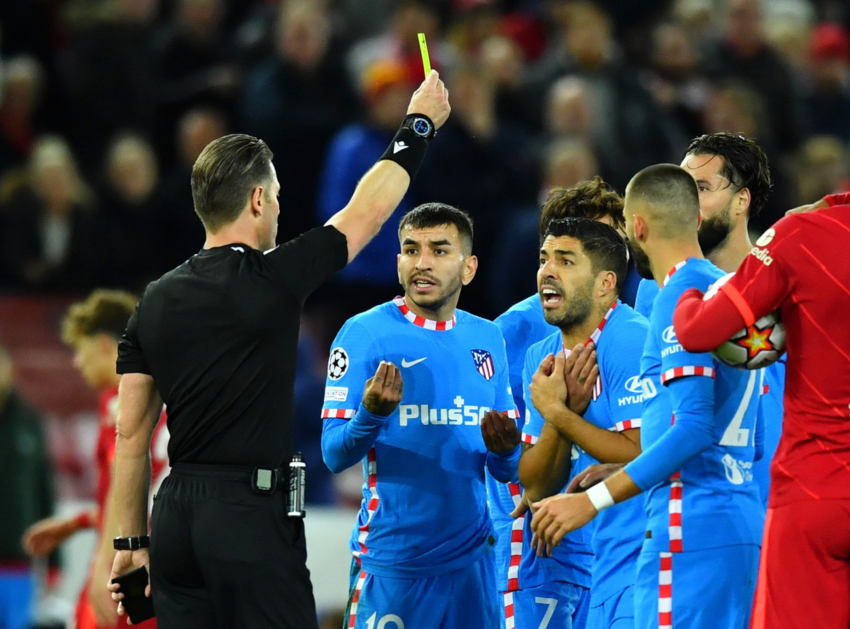 Danny Makkelie geeft Luis Suarezeen gele kaart.