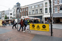 Foutje: aan het begin van de Marikenstraat roept een hek bezoekers van de Nijmeegse binnenstad nog altijd op 1,5 meter afstand te houden. Dat is sinds dit weekend echter niet meer verplicht.