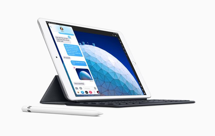 De iPad Air met een Smart Keyboard en Apple Pencil.