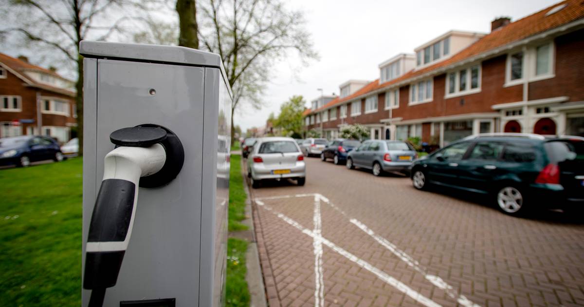 ‘Moet je bij een laadpaal óók nog betalen voor parkeren?’ | Auto | AD.nl