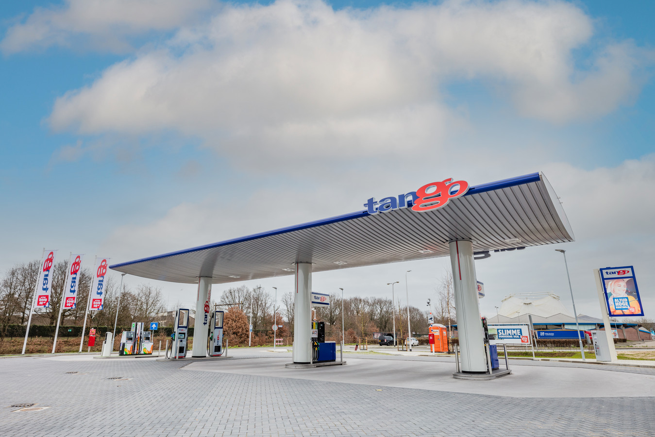 Tango biedt in Deventer ook milieuvriendelijke diesel en CNG (aardgas). Er staan snellaadpalen en is er ruimte voor elektrische deelauto’s.