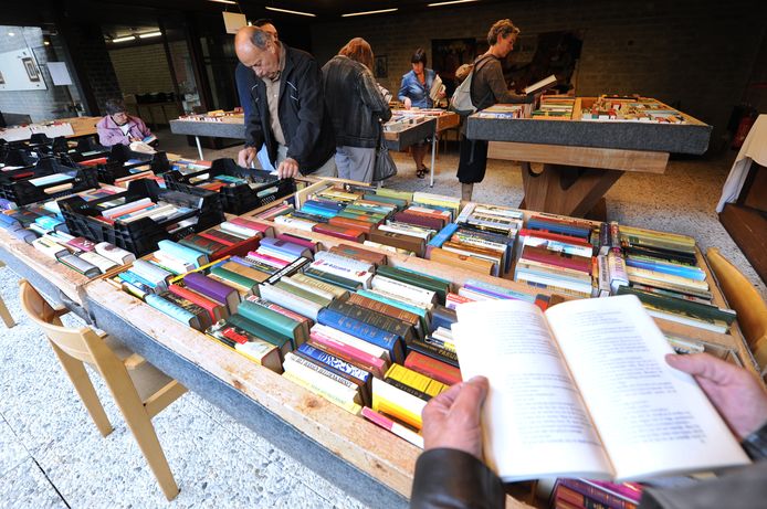 Drukte op de boekenmarkt in 2011.