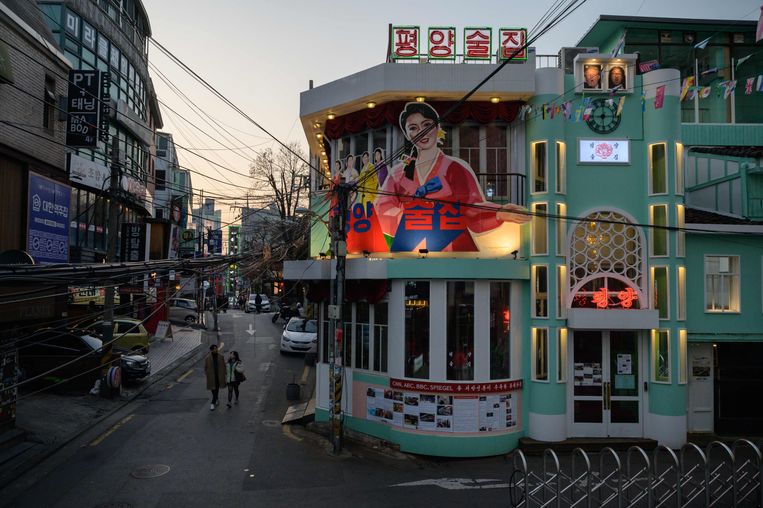Sinds kort kunnen Zuid-Koreanen stappen op z’n Noord-Koreaans. In de wijk Hongdae in de hoofdstad Seoul is onlangs de Pyongyang Bar geopend, met Noord-Koreaanse gerechten en dranken met labels die zijn geïnspireerd op het buurland. Voor Zuid-Koreanen blijft het Noorden hermetisch gesloten.  
 Beeld AFP