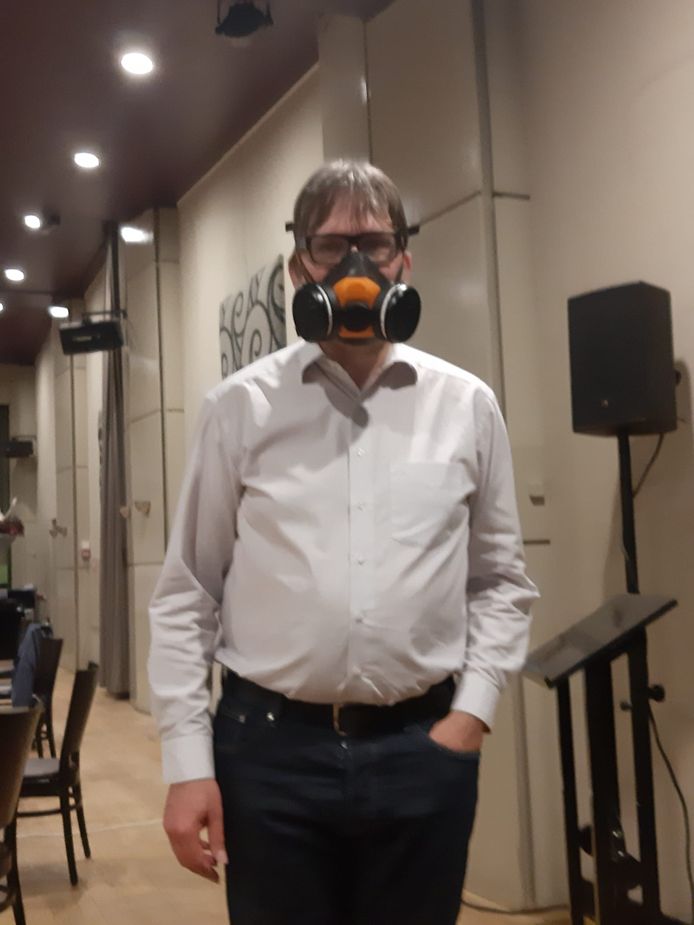 Leon van de Moosdijk tijdens een politieke vergadering in partycentrum Hercules in Diessen. Hij draagt dit als mondkapje vanwege het ademcomfort en omdat het filter is bedoeld om lucht goed te zuiveren.