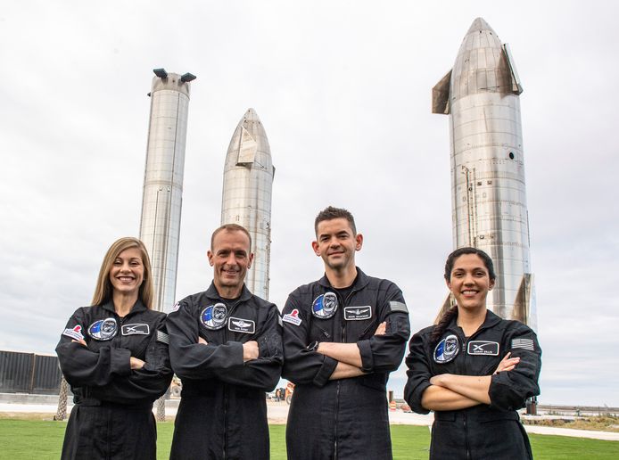 De bemanning van de SpaceX Polaris Dawn-missie , (van links naar rechts) Anna Menon, die werkt aan de ontwikkeling van astronautenoperaties voor SpaceX, Scott Poteet, die missiedirecteur was van de Inspiration4 missie van SpaceX, Jared Isaacman, die de missie financiert en Sarah Gillis, hoofdingenieur ruimteoperaties, SpaceX.   Ze poseren op het Starbase Complex in Boca Chica.