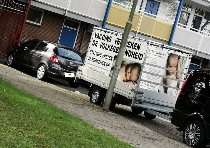 De anti-vaccinatiekar stond geparkeerd nabij wijkcentrum De Kiekmure tijdens de vaccinatiemiddag in Harderwijk.