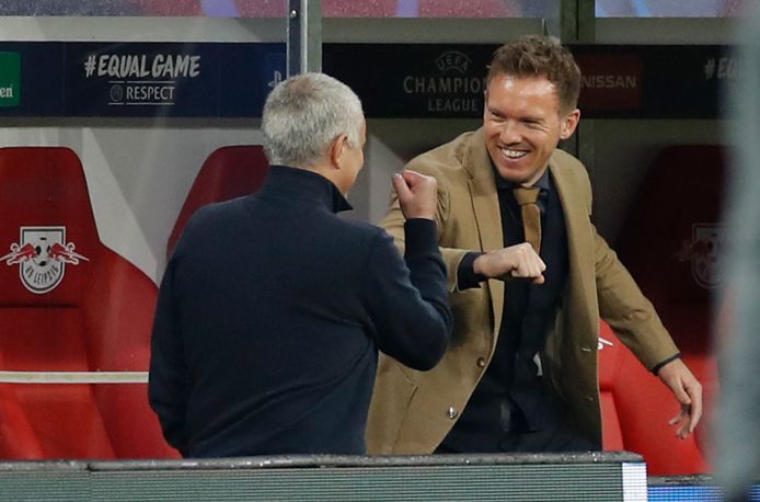 Jose Mourinho en Julian Nagelsmann oefenden hun elleboog-begroeting al in de Champions League-confrontatie tussen Tottenham en Leipzig.