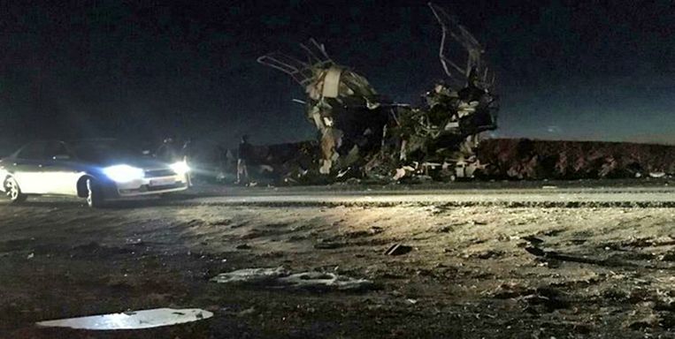 Overblijfselen van de bus die het doelwit was van een zelfmoordaanslag in Iran op 13 februari.
 Beeld AFP