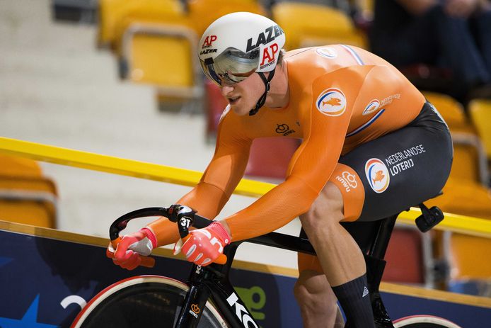 Jeffrey Hoogland in actie tijdens de sprint op de baan in Apeldoorn.