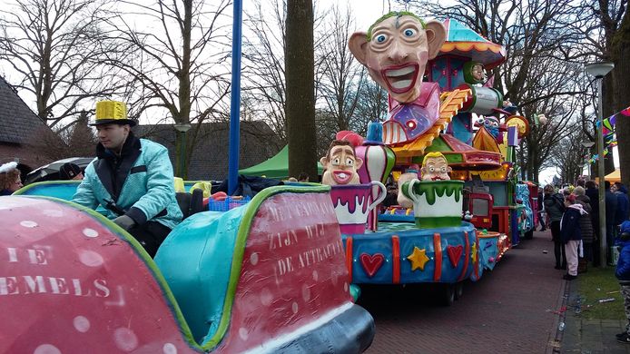 De wagen met thema 'Saaie piemels' oogst veel lof.