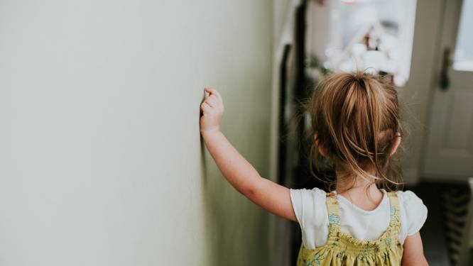 Zo krijg je die vette handjes van je muren en kastjes: 'Maar leer kinderen ook om er vanaf te blijven’