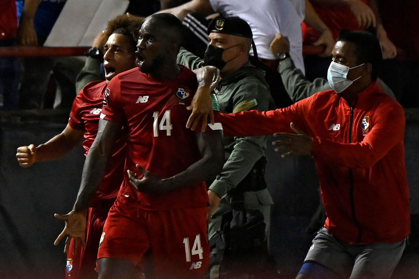 Spelers van Panama vieren de 2-0.