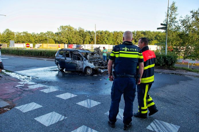 Auto vliegt in brand na botsing in Bergen op Zoom