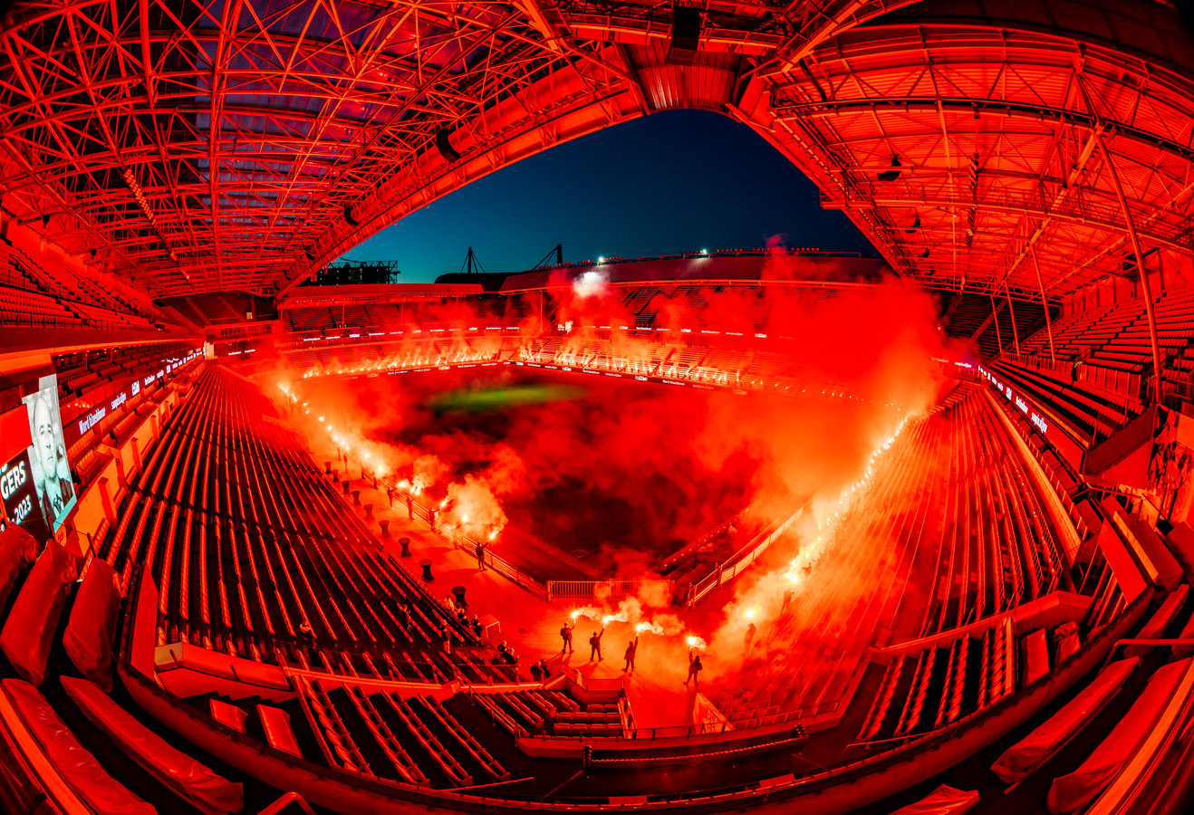 Philips Stadion kleurt rood van het vuurwerk bij indrukkend afscheid ...