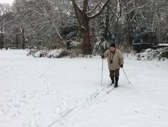 "Hopelijk blijft de sneeuw nog even liggen!": zeventiger langlauft voor zijn deur in Antwerpen