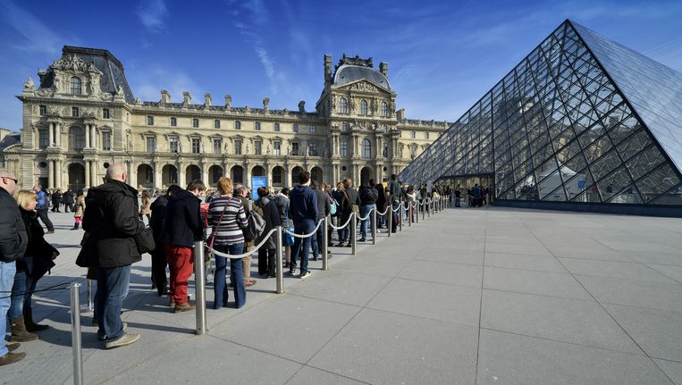 Lange rijen kunstliefhebbers aan het Louvre in Parijs. Beeld kos