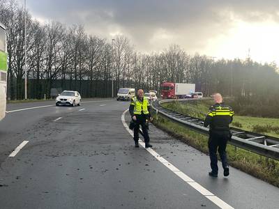 Auto raakt in de slip bij knooppunt Azelo: linkerrijstrook afgesloten