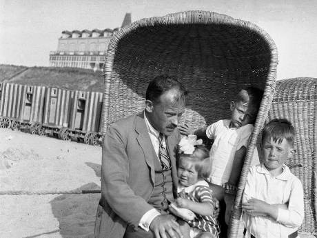 Geen blote rug op het strand in 1924

