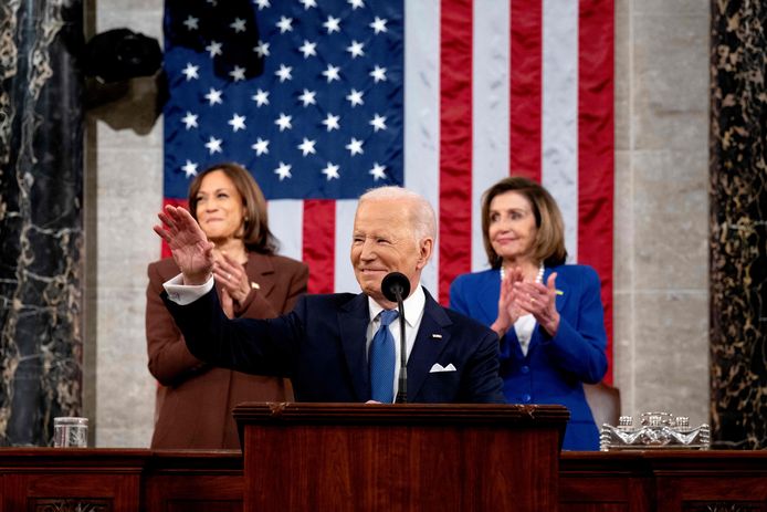 De Amerikaanse president Joe Biden houdt zijn eerste State of the Union. Hij wordt vergezeld door vicepresident Kamala Harris (links) en de voorzitter van het Huis van Afgevaardigden, Nancy Pelosi.