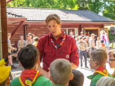 Freek Vonk bezoekt Zoetermeerse scouting en leert leden dat óók kleine diertjes belangrijk zijn
