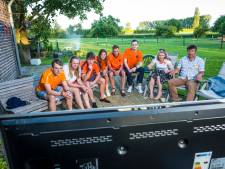 Dit keer niet in de kroeg,  maar in Vorchten bij pa en ma in de tuin juichen voor Oranje