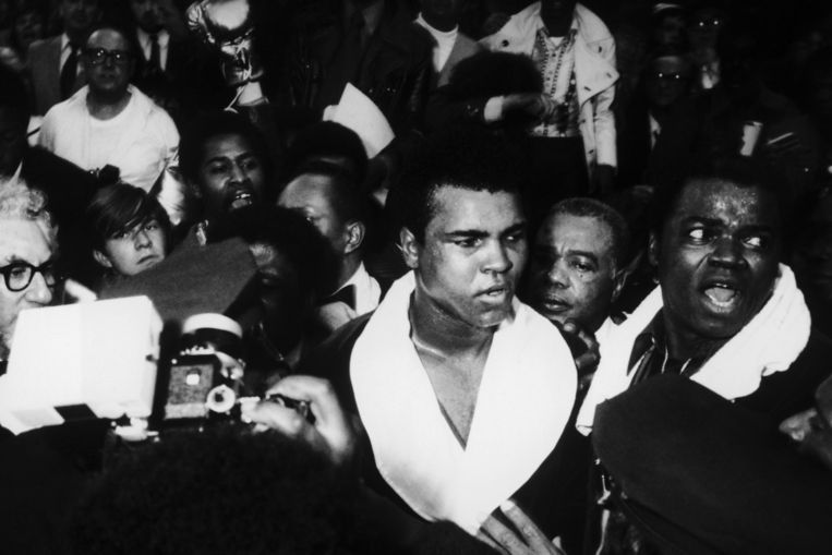 Mohammed Ali bij 'Het gevecht van de eeuw' tegen Joe Frazier in 1971. Beeld Oscar Abolafia