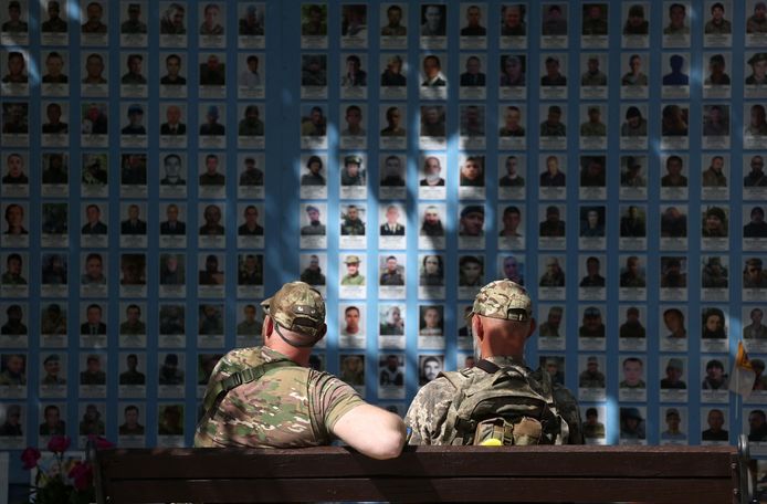 Deux soldats méditent devant le Mur du Souvenir à Kiev, un hommage à tous les soldats ukrainiens tombés pendant cette guerre.