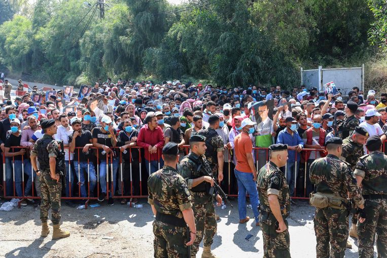 Syrische vluchtelingen in Libanon in de rij om te stemmen bij de Syrische ambassade in Beiroet. Beeld AFP