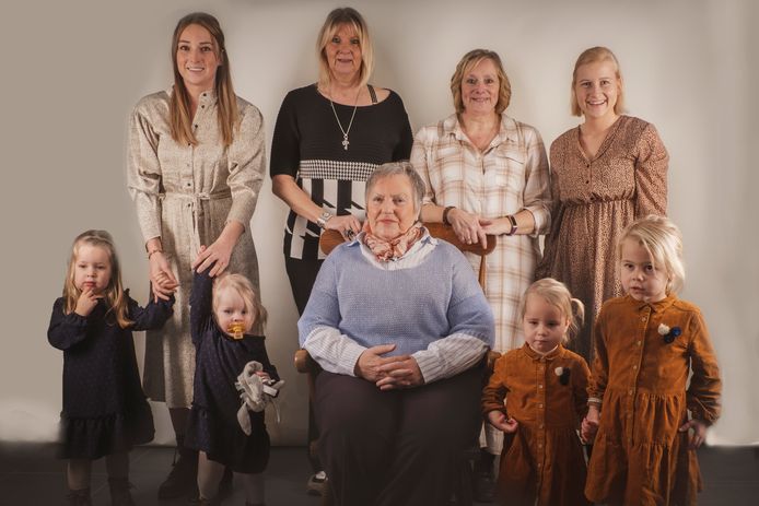 Overgrootmoeder Vera Geerts met haar dochters Diana en Ingrid Moeskops, kleindochters Inge Nijs en Margot Smolders en achterkleindochters Fiene, Kato, Lily en Ella.