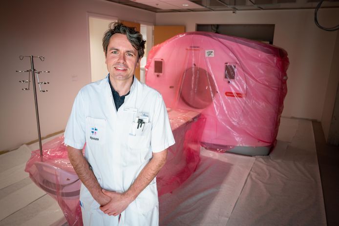 Cardioloog Lieuwe Piers bij de nieuwe CT-scan die ervoor zorgt dat patiënten binnen één dag weten of ze hartproblemen hebben.