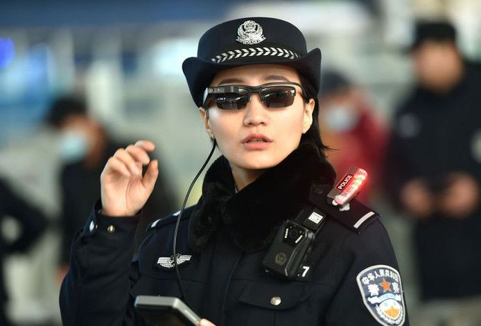 De Chinese politie is ook uitgerust met slimme zonnebrillen die gezichten kunnen herkennen.