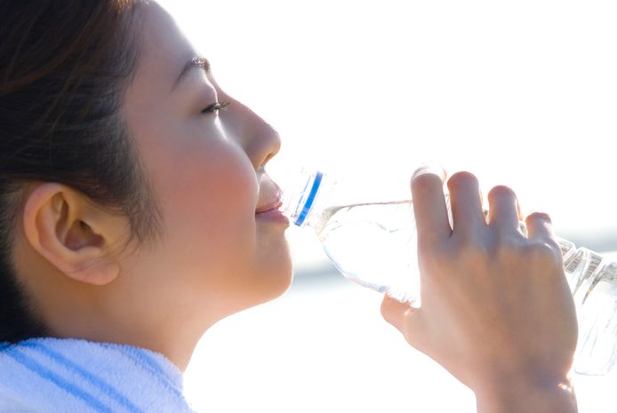 Als je alcohol nuttigt, droogt je lichaam langzaam uit.  Drink daarom water tussendoor!