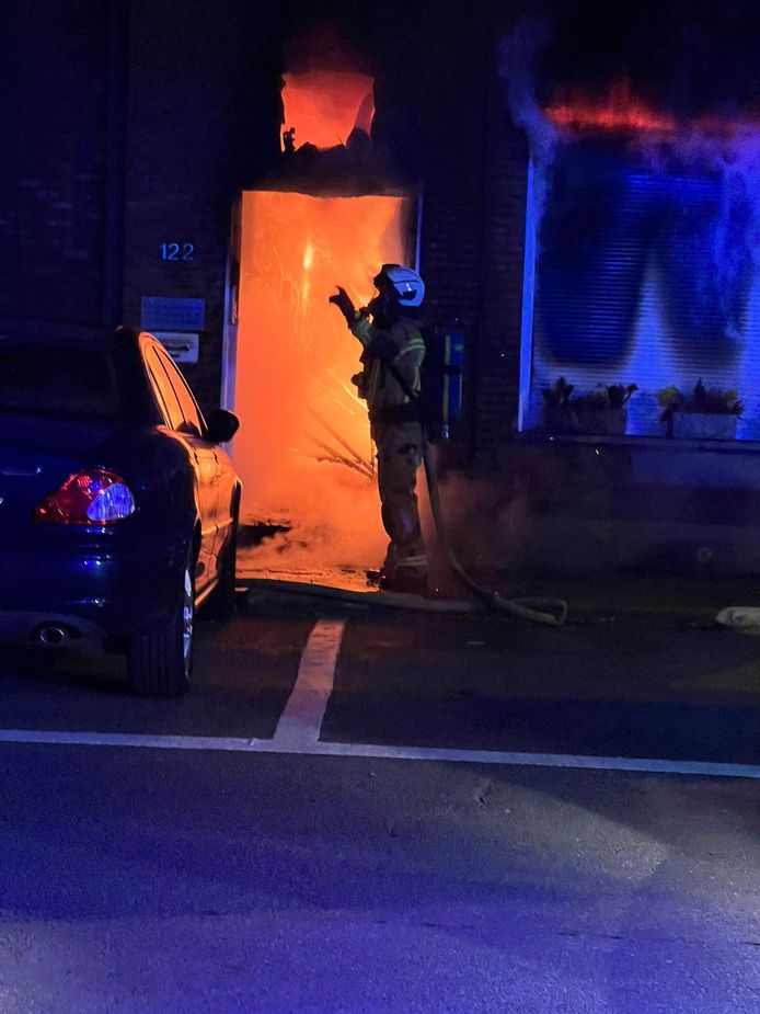 Bij aankomst van de brandweer sloegen de vlammen langs weerszijden van het gebouw uit de woning.