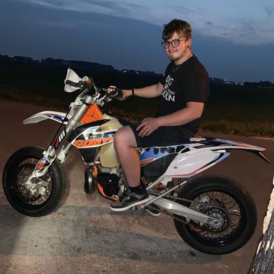 “Met antieke moto's rijden was z'n leven”: mecanicien Kenzy (23) sterft bij tragisch motorongeval en laat 10 broers en zussen achter