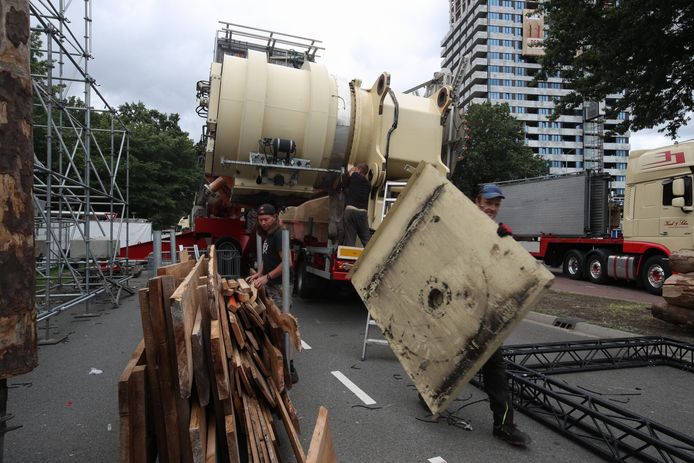 In Eindhoven is maandag de afbouw van Park Hilaria begonnen.