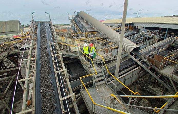 Installaties op het terrein van recyclingbedrijf Heros in Sluiskil-Oost voor de verwerking en het scheiden van bodemassen uit vuilverbrandingsovens.