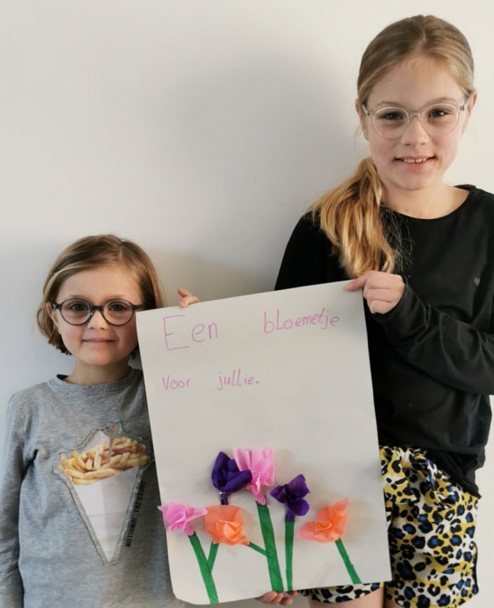 'Eva en Suze hebben al een heleboel kaarten gemaakt voor de mensen en de verzorgers in Thebe Aeneas. Dit kunstwerk hebben ze gemaakt voor hun oma's en opa waar ze nu niet langs mogen.'