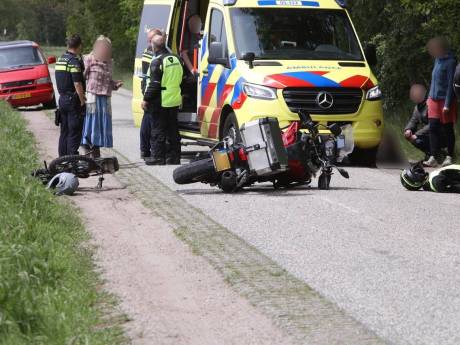 14-jarige brommerrijder schiet vanuit het bos de weg op in Haarle, motorrijder kan hem niet ontwijken
