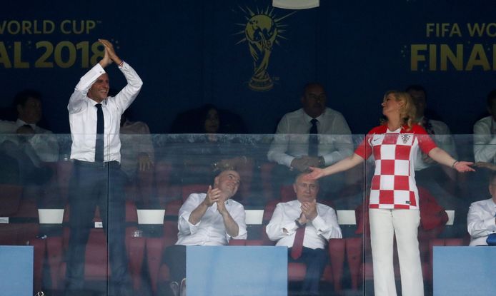 De Franse president Emmanuel Macron en de Kroaatse president Kolinda Grabar-Kitarovic reageren na de vierde goal van Frankrijk.