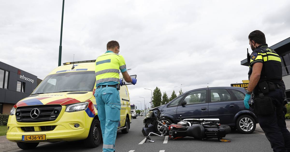 Motorrijder gewond na aanrijding door automobilist die vanuit uitrit weg oprijdt.