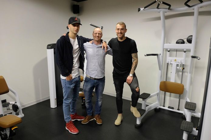 Uitbater Dave De Beule tussen Tim Hall en Aurelien Joachim, voetballers bij Lierse.