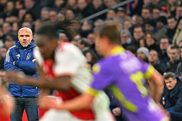 Alfred Schreuder volgt de verrichtingen van Calvin Bassey tegen Volendam. De coach zal later op de avond ontslagen worden.  Beeld Guus Dubbelman / de Volkskrant