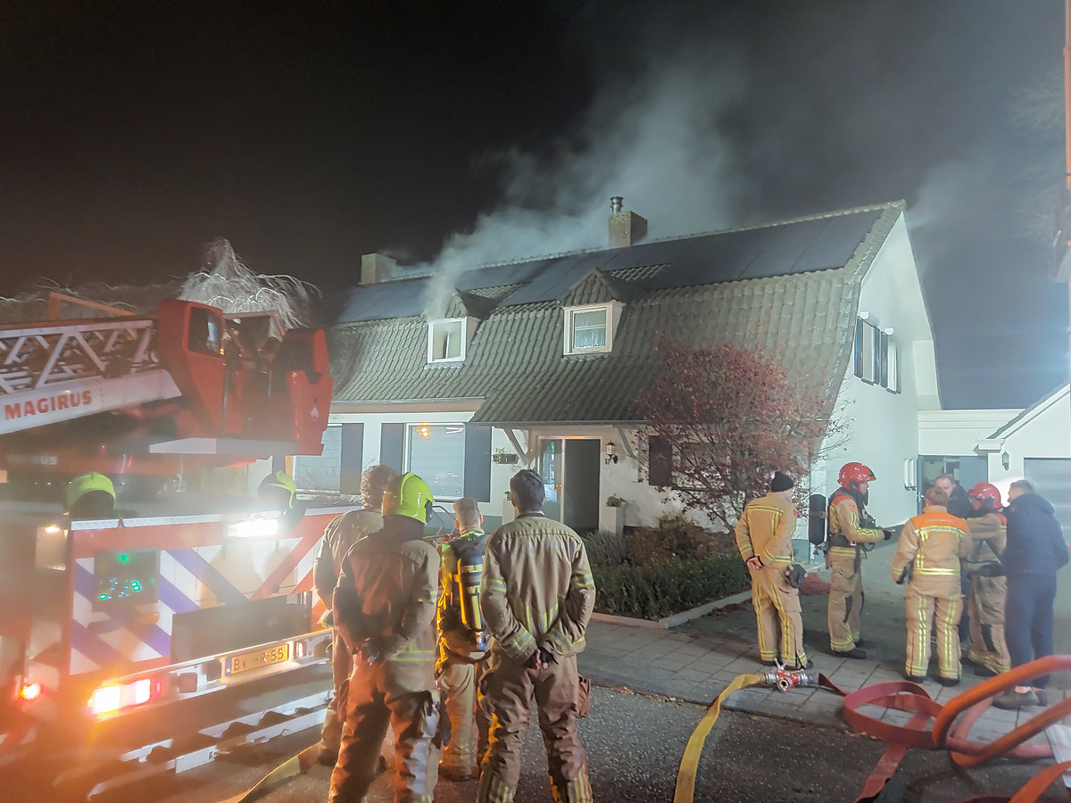 De brandweer zette onder meer een hoogwerker in om het vuur te doven.
