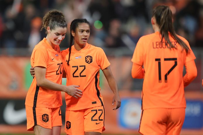 Dominique Janssen en Esmee Brugts juichen voor Oranje.