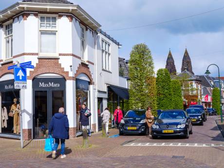 Sportwagens rijden af en aan in de straten van de nieuwe allerduurste gemeente van Nederland